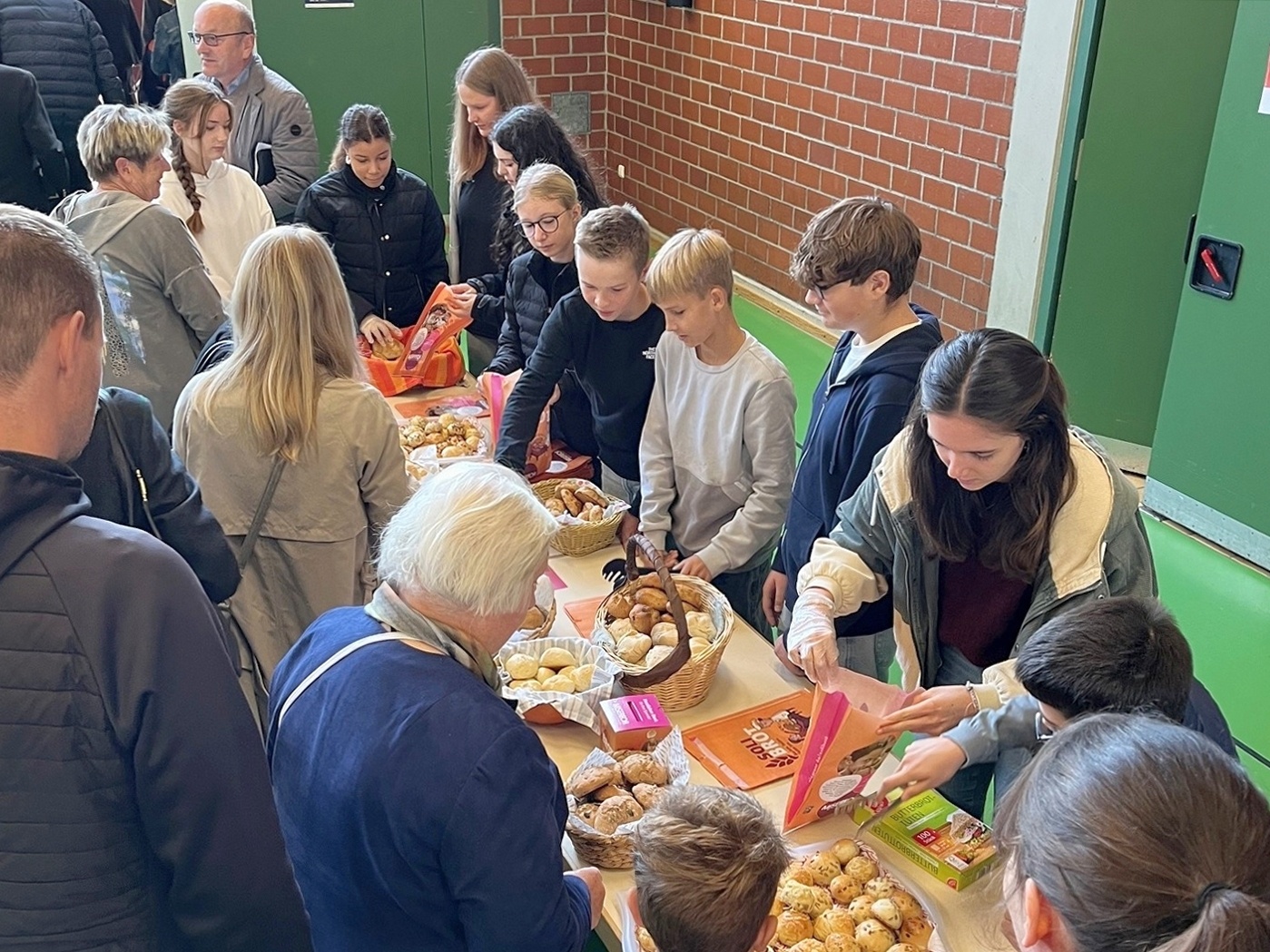 Ein Tisch in der Mehrzweckhalle. Hier werden die Brötchen verkauft.