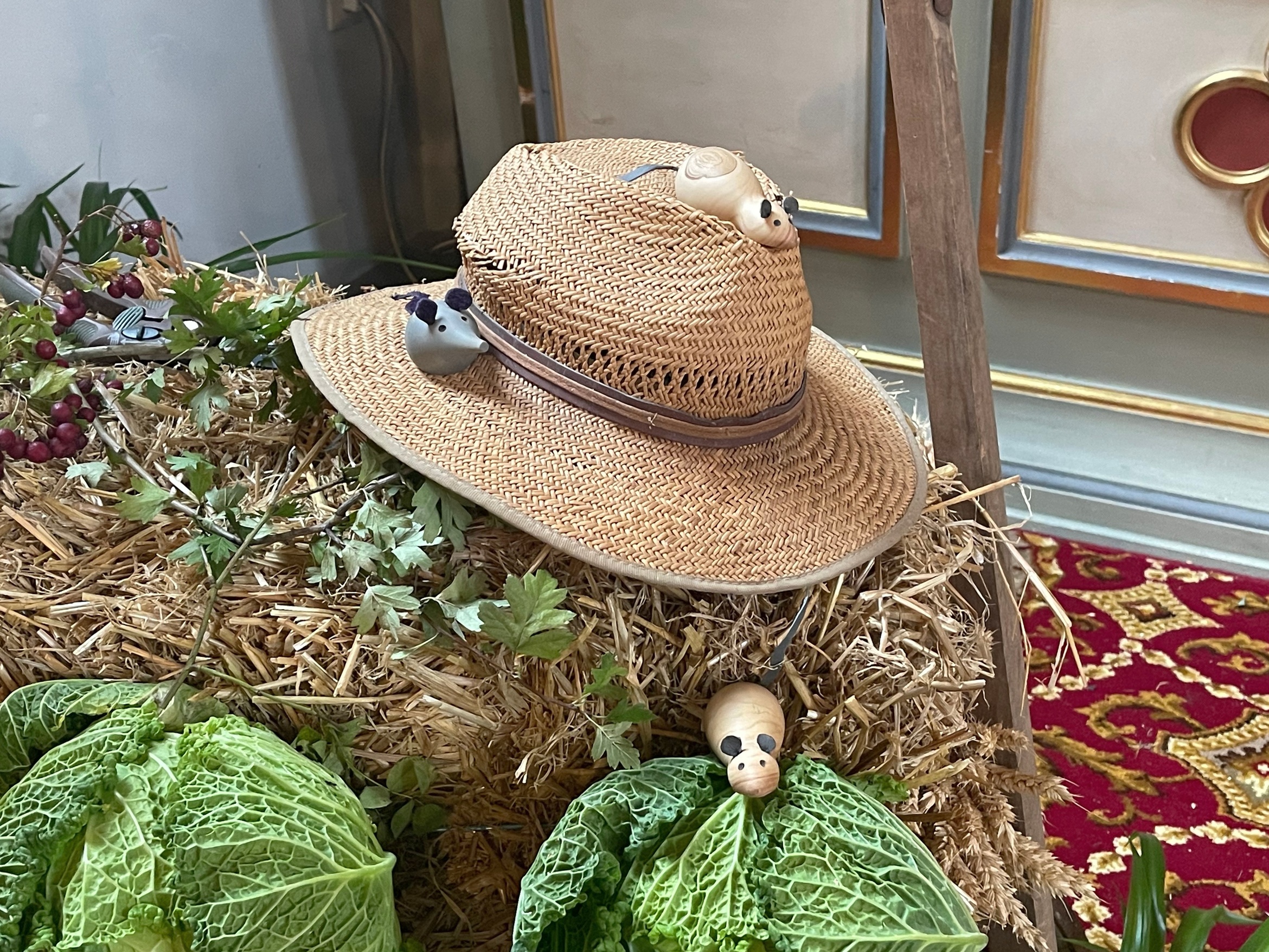 Eine Nahaufnahme vom Erntedankaltar mit einem Strohhut und den kleinen Mäusen aus Holz.