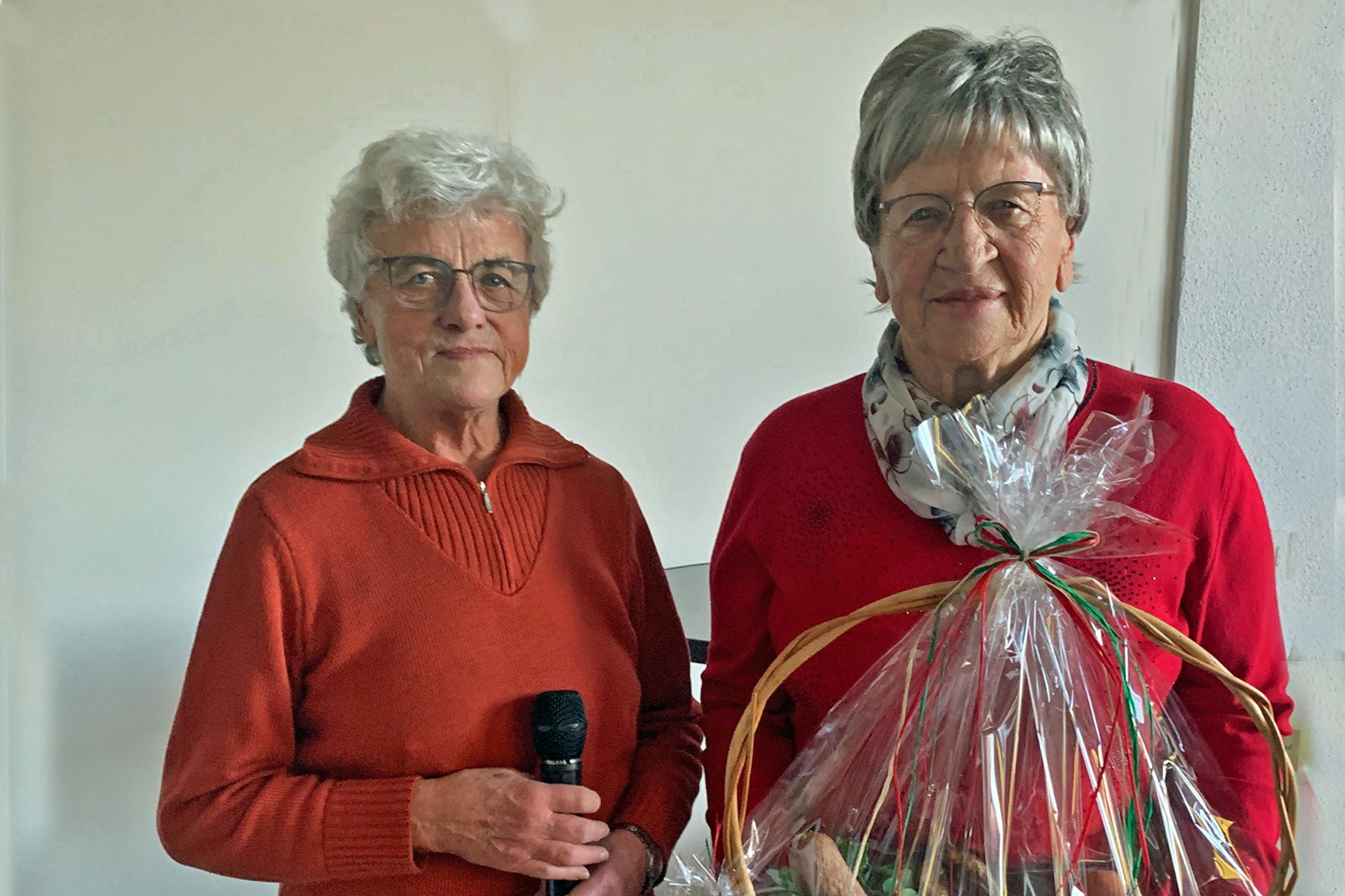 Zwei Frauen stehen nebeneinander und schauen in die Kamera.