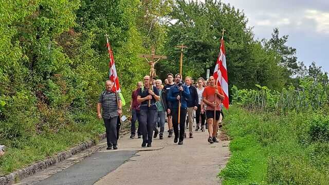 Wallfahrer auf dem Weg nach Retzbach