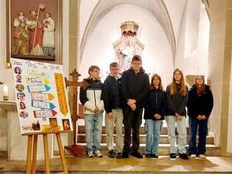 In der Püssensheimer Kirche stehen sechs Jugendliche nebeneinander und schauen in die Kamera.