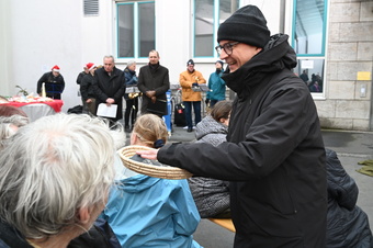 Weihnachtsandacht des Bischofs mit wohnsitz- und obdachlosen Menschen Weihnachtsandacht des Bischofs mit wohnsitz- und obdachlosen Menschen