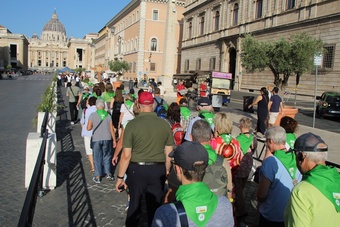 Pilgergruppe unterwegs auf dem Pilgerweg zu St. Peter