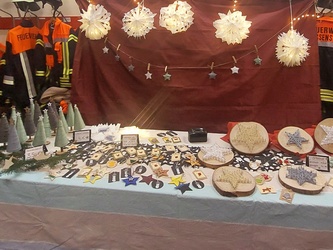 Ein gedeckter Tisch mit allerlei Gegenständen.