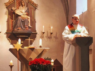 Der Pastoralreferent steht am Ambo in der Kirche.