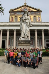 Pilgergruppe vor St. Paul vor den Mauern