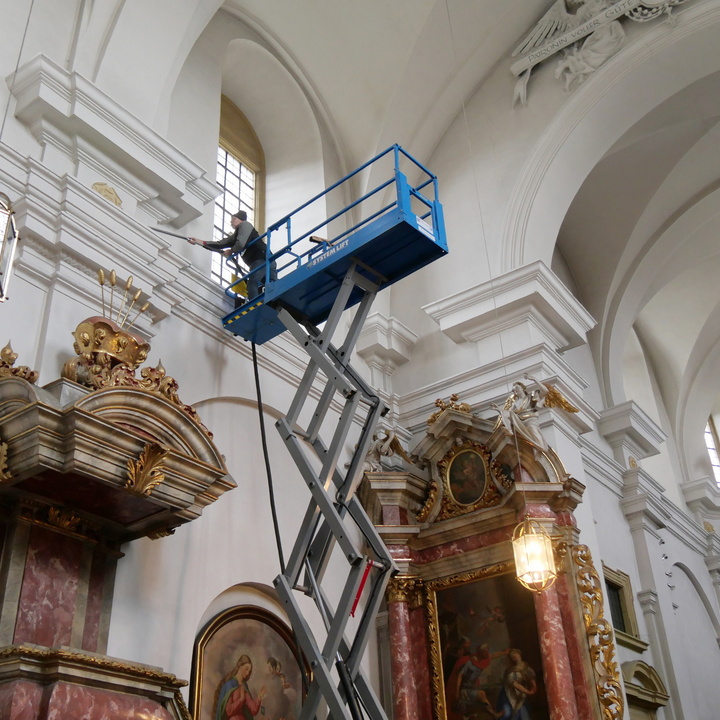 Blick von unten zu den Arbeiten auf der Hebebühne in der Höhe.