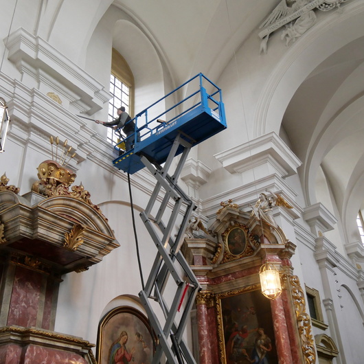 Blick von unten zu den Arbeiten auf der Hebebühne in der Höhe.