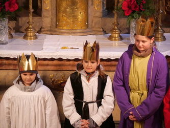 Drei der zwölf Sternsingerkinder in Nahaufnahme