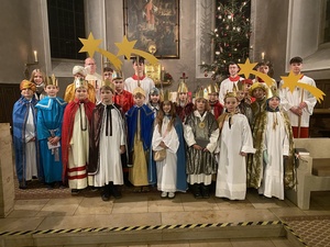 Gruppenbild der Sternsinger Unterpleichfeld in der Kirche