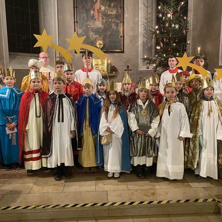 Gruppenbild der Sternsinger Unterpleichfeld in der Kirche