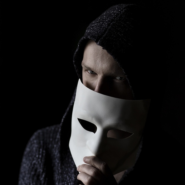 Mann mit weißer Maske