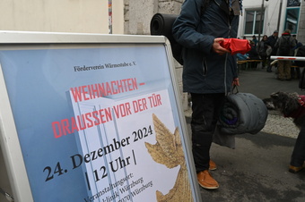 Weihnachtsandacht des Bischofs mit wohnsitz- und obdachlosen Menschen Weihnachtsandacht des Bischofs mit wohnsitz- und obdachlosen Menschen