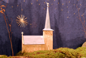 Nahaufnahme der Kirche aus Holz in der Krippe