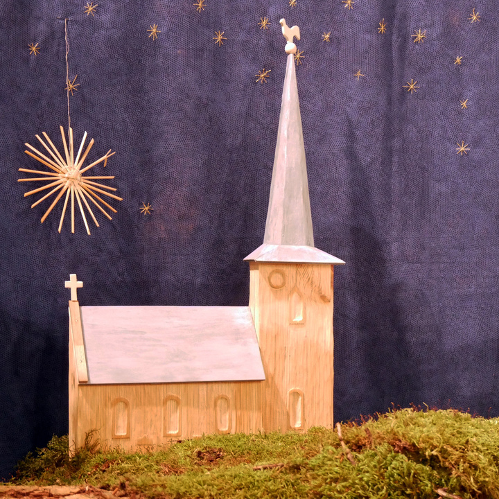 Nahaufnahme der Kirche aus Holz in der Krippe