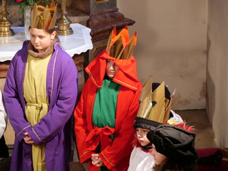 Drei der zwölf Sternsinger in Nahaufnahme