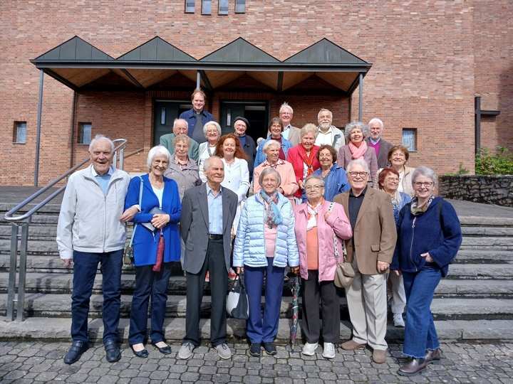 Einige Mitglieder der ehemaligen Marienkantorei Goldbach vor der Kirche St. Maria Immaculata.