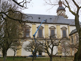 Die Südseite der Wallfahrtskirche Fährbrück. Man sieht die ausgefahrene Hebebühne