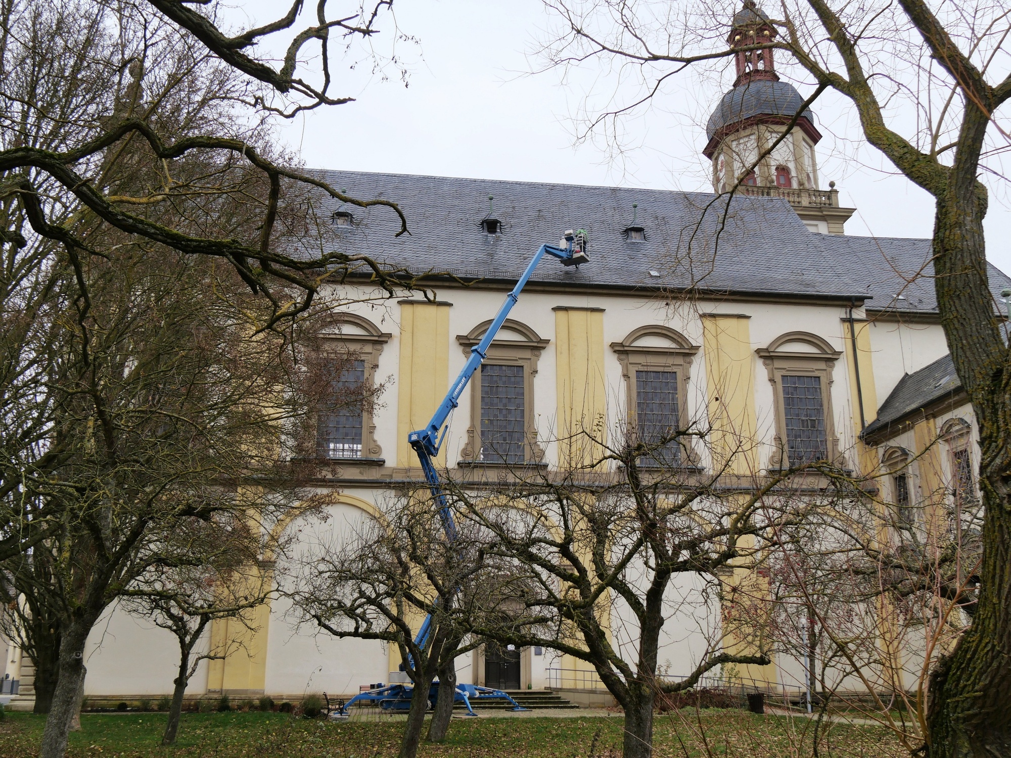Die Südseite der Wallfahrtskirche Fährbrück. Man sieht die ausgefahrene Hebebühne