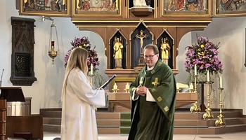 Herzlich Willkommen Karolin im Pastoralen Raum Hammelburg, sagt Pfarrer Thomas Eschenbacher 