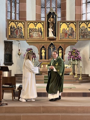 Herzlich Willkommen Karolin im Pastoralen Raum Hammelburg, sagt Pfarrer Thomas Eschenbacher 