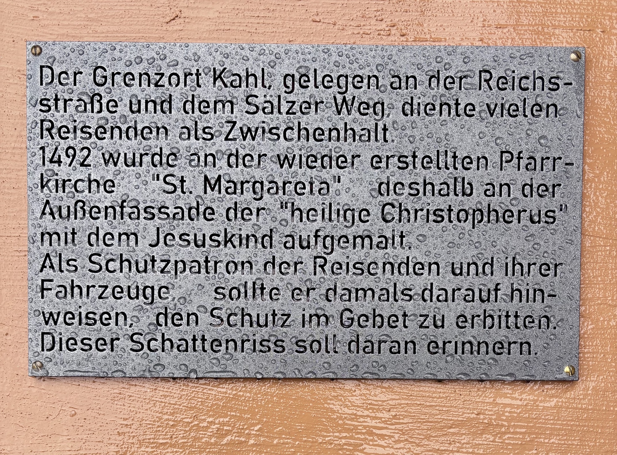 Schattenriss des Hl. Christopherus an der Pfarrkirche St. Margareta Kahl Schattenriss des Hl. Christopherus an der Pfarrkirche St. Margareta Kahl