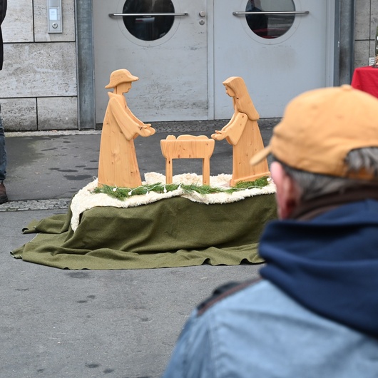 Weihnachtsandacht des Bischofs mit wohnsitz- und obdachlosen Menschen Weihnachtsandacht des Bischofs mit wohnsitz- und obdachlosen Menschen