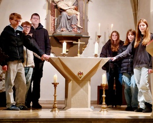 Sechs Jugendliche Stehen um den Altar in der Püssensheimer Kirche