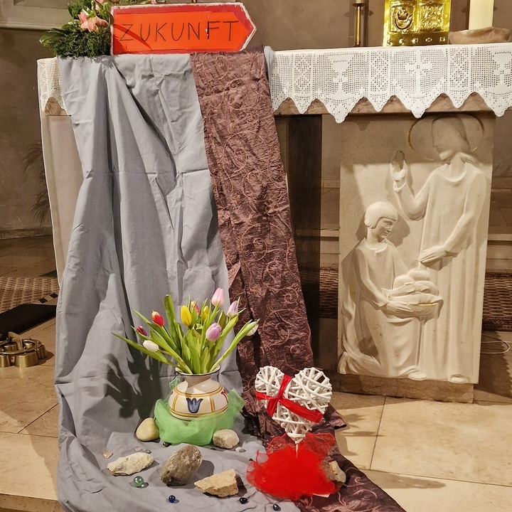 Der Altar ist mit Dekorationsartikeln geschmückt.