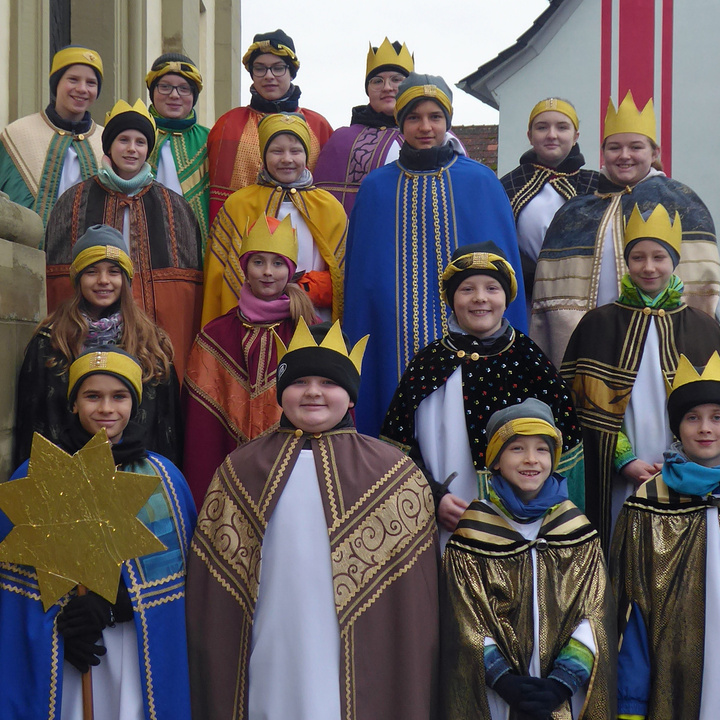 Auf der Kirchentreppe in Gramschatz stehen die Sternsinger 2024