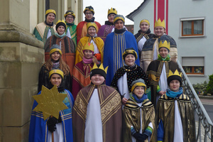 Auf der Kirchentreppe in Gramschatz stehen die Sternsinger 2024