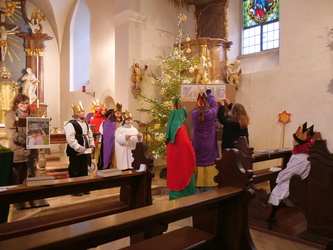 Sternsingerinnen und Sternsinger gestalten den Wortgottesdienst mit.