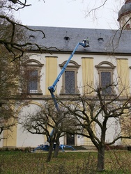 Blick auf die Südseite der Wallfahrtskirche. In der Mitte steht die ausgefahrene Hebebühne.