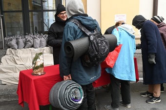 Weihnachtsandacht des Bischofs mit wohnsitz- und obdachlosen Menschen Weihnachtsandacht des Bischofs mit wohnsitz- und obdachlosen Menschen