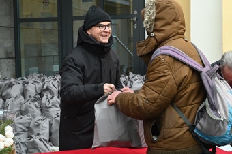 Weihnachtsandacht des Bischofs mit wohnsitz- und obdachlosen Menschen Weihnachtsandacht des Bischofs mit wohnsitz- und obdachlosen Menschen