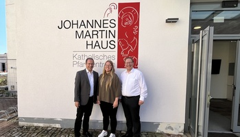 "Willkommen in unserer Mitte" sagt das gesamte Pastoralteam - hier vertreten durch Pfarrer Thomas Eschenbacher und Diakon Manfred Müller