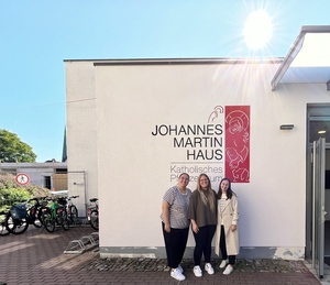 Mit Karolin freuen sich die Freundinnen und Mit-Ministrantinnen Anastasia und Fabienne.