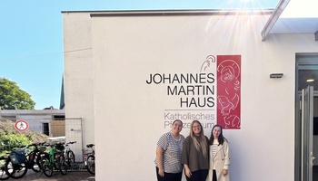 Mit Karolin freuen sich die Freundinnen und Mit-Ministrantinnen Anastasia und Fabienne.