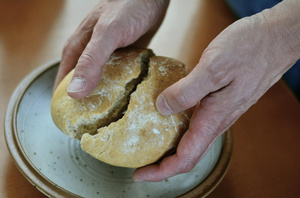 Symbolbild: Das Brot brechen