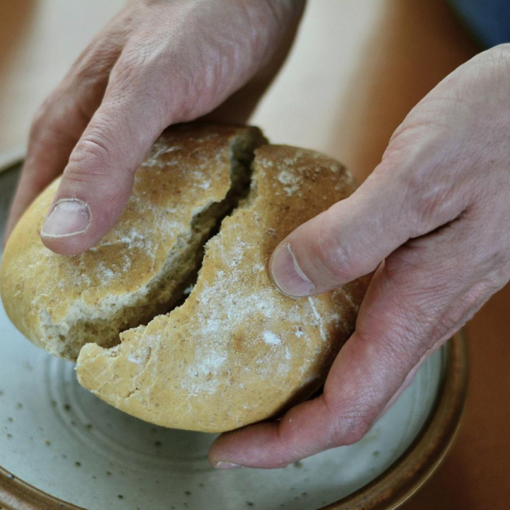 Symbolbild: Das Brot brechen