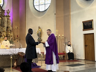 Kahl, 2. Advent - Übergabe des Lektionars durch Pfr. Kowalski an Dr. Tassou